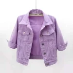 look rétro avec veste en jean pour femme